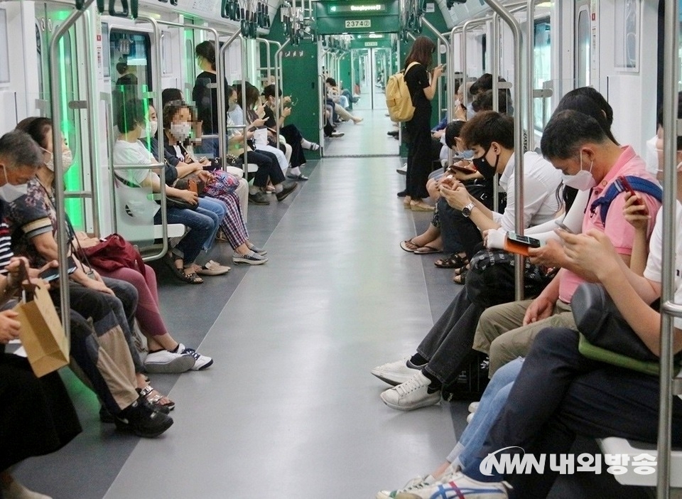 6일 낮 시간대 서울지하철 2호선 객차 모습이다. 대부분 승객이 자리에 앉았다. 서 있는 승객들도 다리가 없어서가 아니다. 빈자리는 많다.