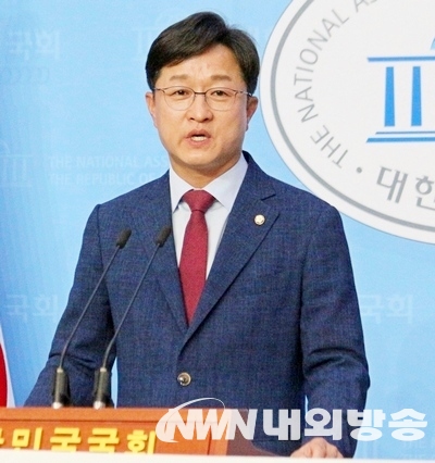 강병원 의원이 소비기한에 대해 설명하고 있다.