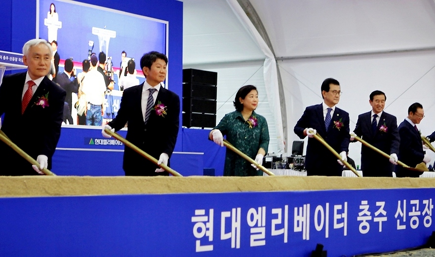 ▲ (왼쪽부터)송승봉 현대엘리베이터 대표이사, 정몽규 HDC현대산업개발 회장, 현정은 회장 등이 충주 공장 착공을 알리는 첫 삽을 뜨고 있다. (사진=현대엘리베이터)