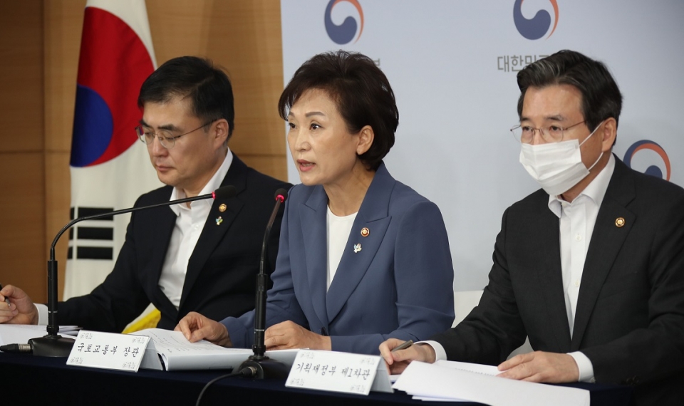 ▲ 김현미 국토교통부 장관이 17일 정부서울청사 브리핑실에서 손병두 금융위원회 부위원장, 김용범 기획재정부 1차관과 함께 주택시장 안정을 위한 관리방안을 발표하고 있다. (사진=연합뉴스)