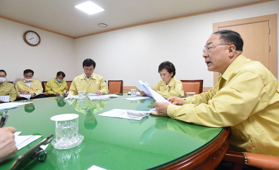 ▲ 홍남기 경제부총리가 17일 서울 광화문 정부서울청사에서 관계장관회의(녹실회의)에 참석해 최근 부동산 시장 동향을 점검하고 대응방안을 논의하고 있다. (사진=기획재정부 제공)