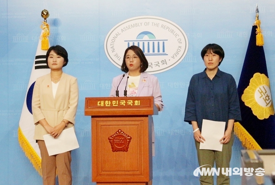 ▲ ▲ 용혜인 의원이 국회 소통관에서 기자회견을 열고 박사방 변호사이던 장성근 씨를 공수처 추진위원으로 선정한데 대해 민주당을 규탄했다. (사진=내외방송 정수남 기자)