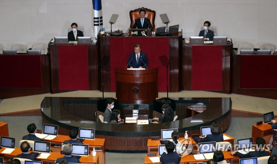 ▲ 문재인 대통령이 16일 국회 본회의장에서 열린 제21대 국회 개원식에서 개원축하 연설을 하고 있다. (사진=연합뉴스)