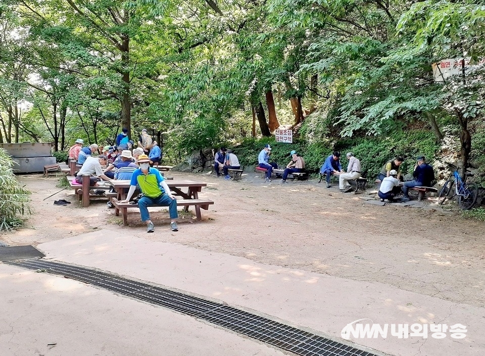 ▲ 인근 중권구와 수정구에 사는 노인들이 공원을 찾아 바둑과 장기 등을 두고 있다. (사진=내외방송 정수남 기자)