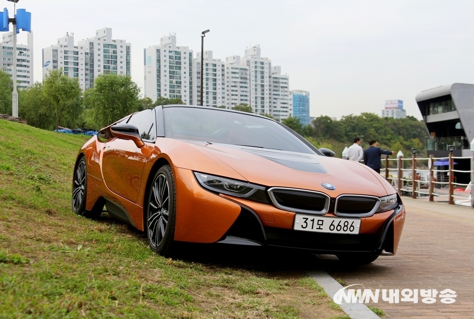 ▲ BMW는 고객의 선택 폭을 확대하기 위해 2010년대 초 i8 로더스터를 한국에 선보였다.