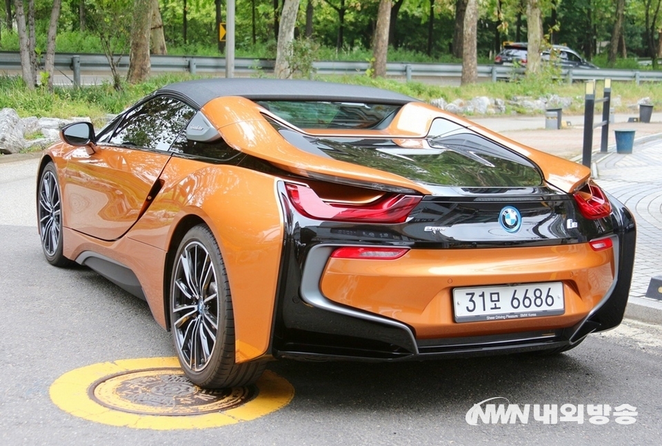 ▲ BMW는 고객의 선택 폭을 확대하기 위해 2010년대 초 i8 로더스터를 한국에 선보였다.