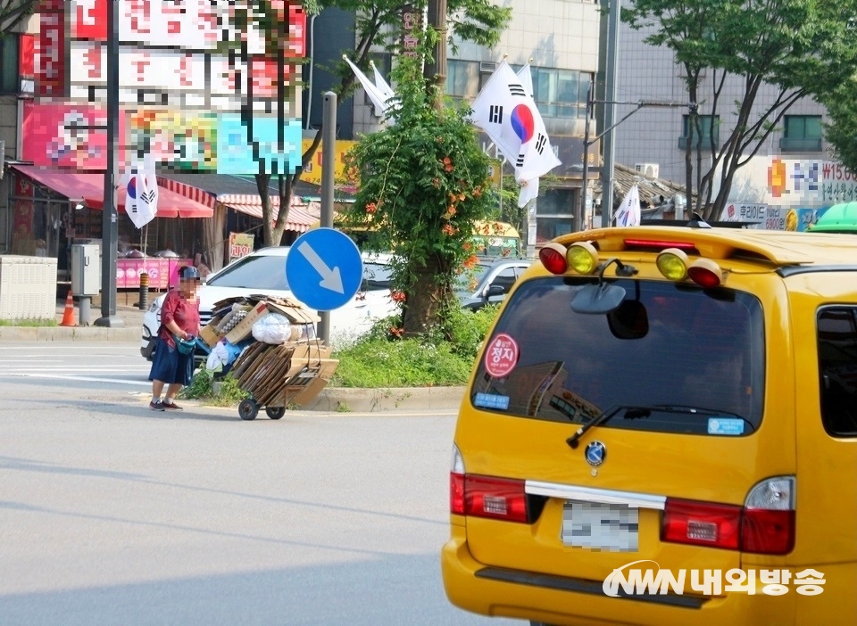 ▲ 한 노인이 폐지를 실은 손수레를 끌고 8차선인 산성대로를 무단횡단 하고 있다. (사진= 내외방송 정수남 기자)