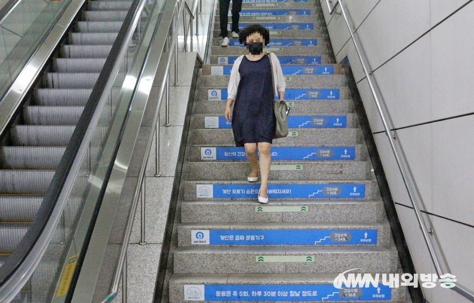 ▲ 계단오르기는 날씨, 장소, 시간에 구애 받지 않고 할 수 있는 최고의 유산소운동이다. (위부터)서울지하철 5호선 서대문역사 계단에 계단오르기의 장점을 소개하고 있다. 서울지하철9호선 국회의사당역에도 계단오르기를 권장하는 글귀가 붙어있다. (사진=내외방송 정수남 기자)