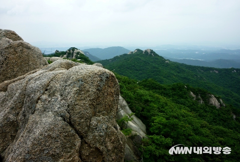 ▲ 계단 오르기와 같은 등산 역시 최고의 유산소 운동이다. 도봉산 포대 능선. (사진=내외방송 정수남 기자)