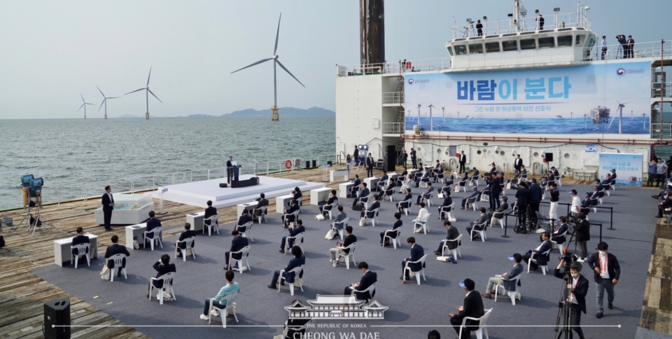 ▲ 문 대통령은 한국판 뉴딜의 한 축인 그린 뉴딜 첫 현장 행보로 전북 부안에 위치한 전북 서남권 해상풍력 실증단지를 방문했다.