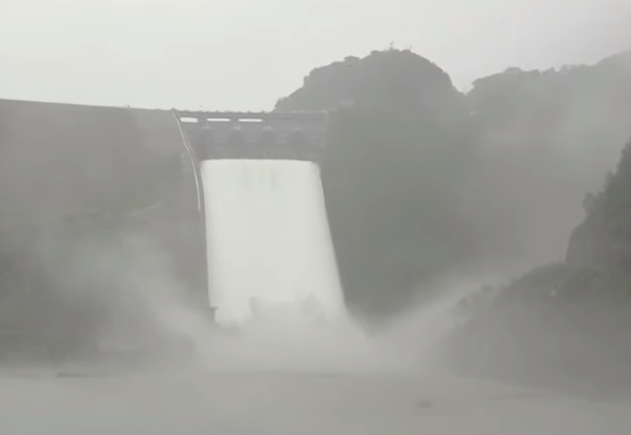 ▲ 5일 오후 3시 소양강댐이 방류를 시작했다. (사진=YTN 뉴스 영상 캡처)