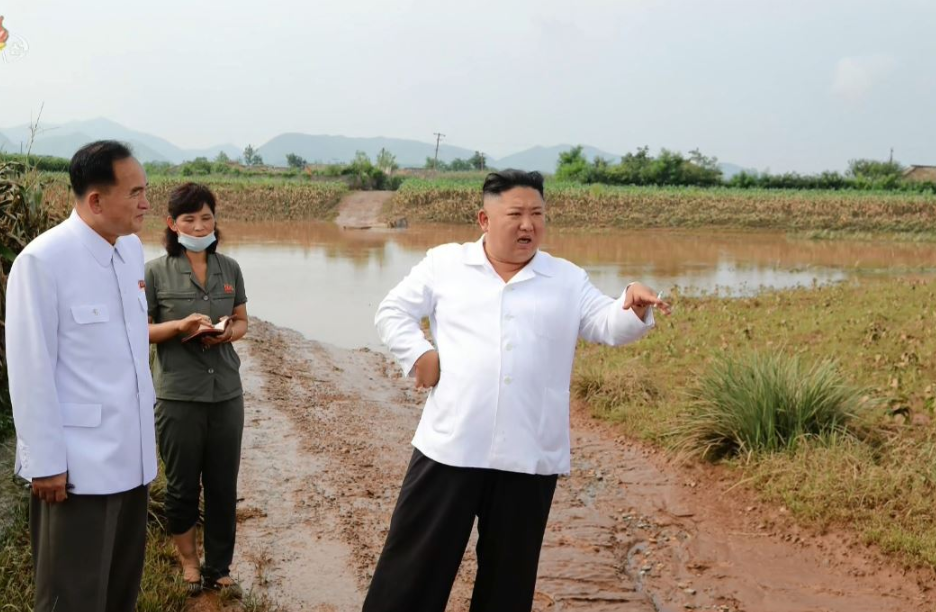 ▲ 김정은 북한 국무위원장이 황해북도 은파군 대청리 수해현장에 직접 방문한 뒤 전시 등 유사시 사용하기 위해 비축한 전략물자와 식량을 풀어 수재민 지원에 쓰도록 지시했다고 7일 조선중앙TV가 보도했다. (사진=조선중앙TV)