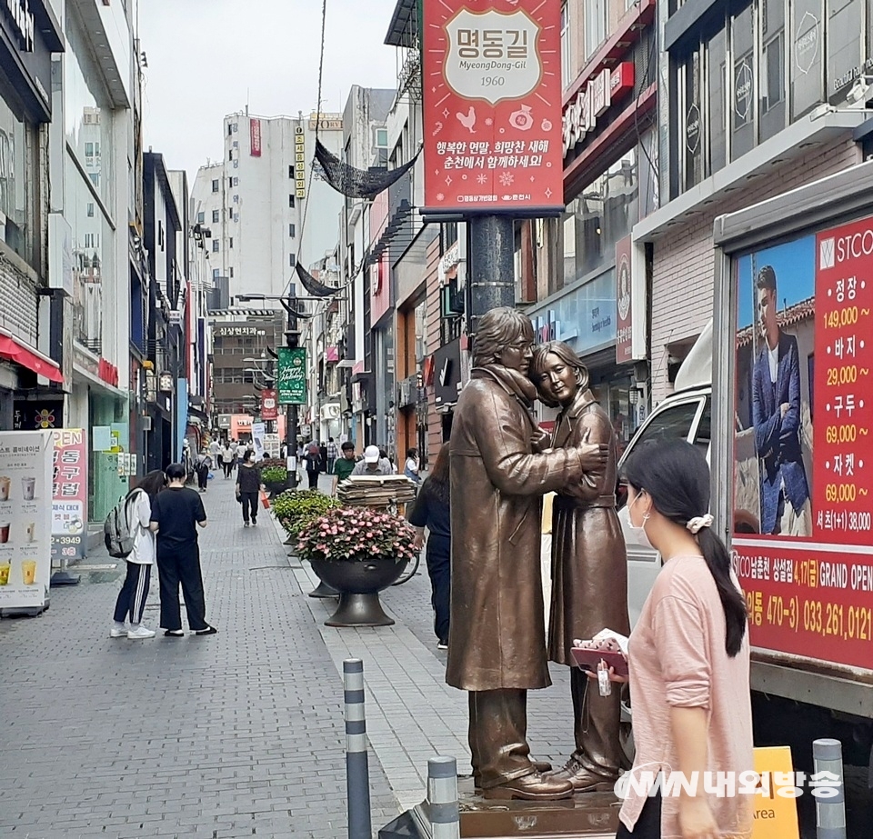 ▲ 닭갈비 골목과 20여미터 떨어진 명동 역시 개점 휴업 상태다. 손임이 없어 폐업한 상점이 다수 카메라에 잡혔다. (사진=내외방송 정수남기자)