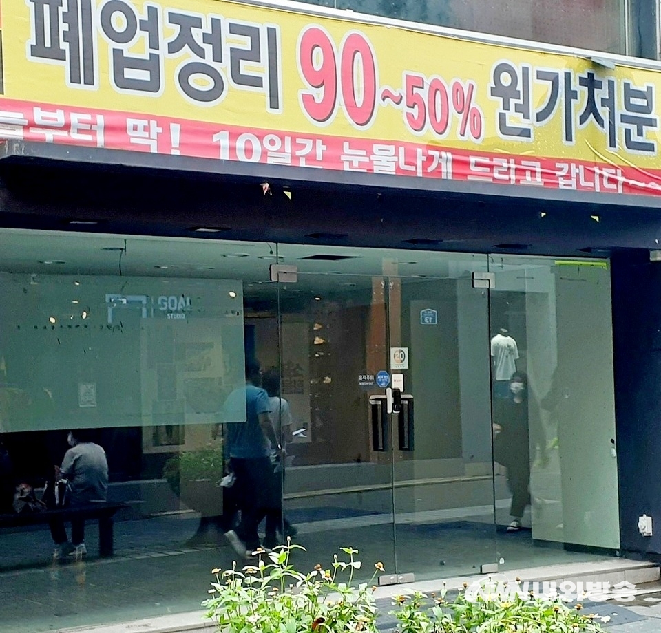 ▲ 닭갈비 골목과 20여미터 떨어진 명동 역시 개점 휴업 상태다. 손임이 없어 폐업한 상점이 다수 카메라에 잡혔다. (사진=내외방송 정수남기자)