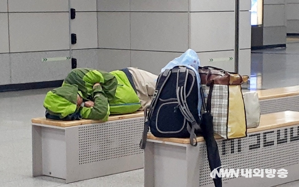 ▲ 서울지하철 9호선 국회의사당 역사에서 한 남성이 잠을 자고 있다. (사진=내외방송 정수남 기자)