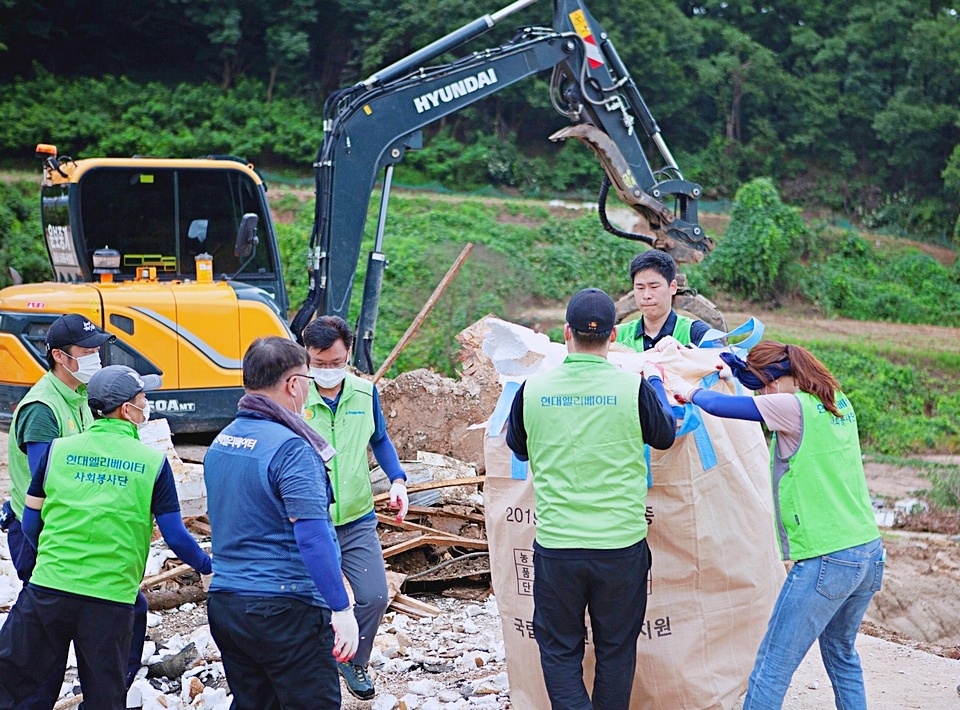 ▲ 현대엘리베이터 임직원들이 (위부터)주동마을과 행정마을에서 수해복구 활동을 펼치고 있다. (사진=현대엘리베이터)