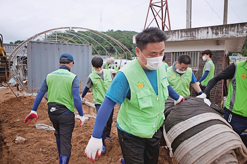 ▲ 현대엘리베이터 임직원들이 (위부터)주동마을과 행정마을에서 수해복구 활동을 펼치고 있다. (사진=현대엘리베이터)