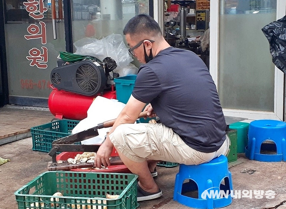 ▲ 제기동 약령시장에 있는 한의원과 약재상 직원들이 정성들여 국내산 약재를 선별하고 다듬고 있다. 세번째 사진은 이곳에 자리한 한 한의원이 행인을 대상으로 약식 건강검진을 실시하고 있다. (사진=내외방송 정수남 기자)