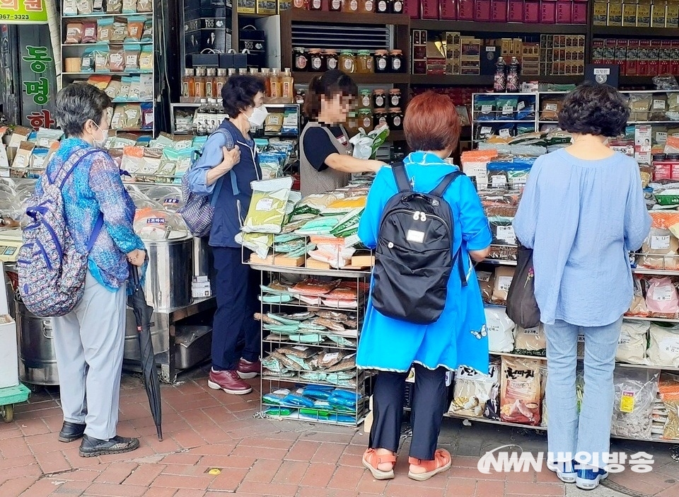 ▲ 이곳에 있는 (위부터)홍삼 전문 판매점과 약재상에 고객들이 몰려 있다. (사진=내외방송 정수남 기자)