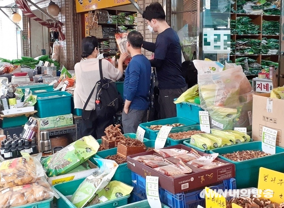 ▲ 이곳에 있는 (위부터)홍삼 전문 판매점과 약재상에 고객들이 몰려 있다. (사진=내외방송 정수남 기자)