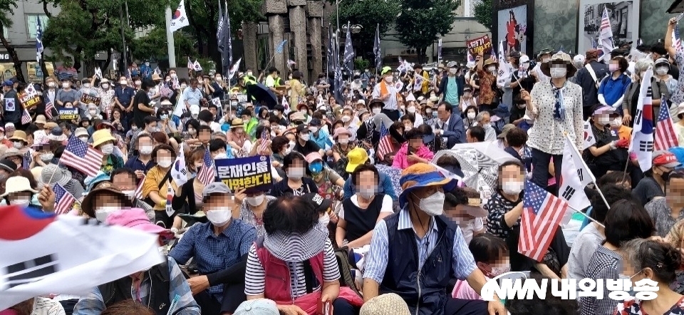 ▲ ▲ 광복절인 15일 오후 1시 30분쯤 서울 종로구 동화면세점 앞에서 대한민국바로세우기 국민운동본부·자유연대 주최로 '문재인 퇴진 국민대회'가 열리고 있다. 2020.08.15. (사진=내외방송 최준혁 기자)