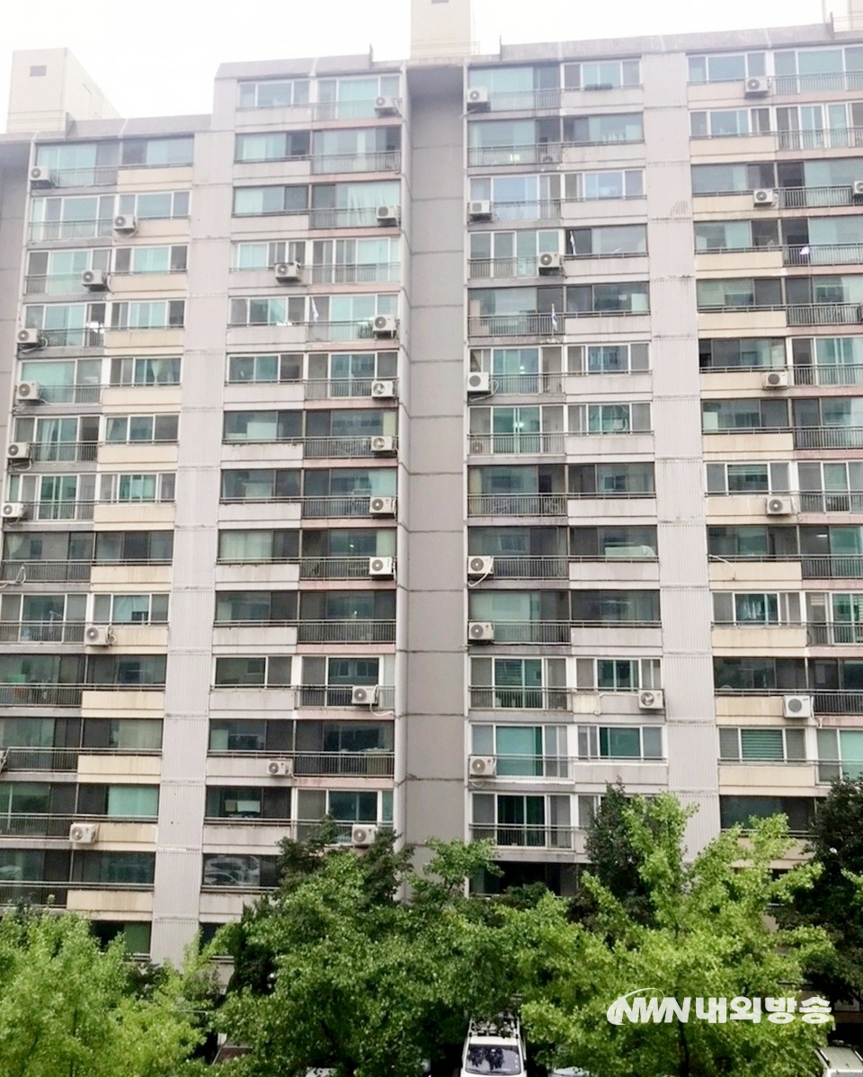▲ 반면, 경기 성남시 중원구 아파트 단지의 경우 태극기를 내건 주민은 한 명도 없다. (사진= 내외방송 정수남 기자)