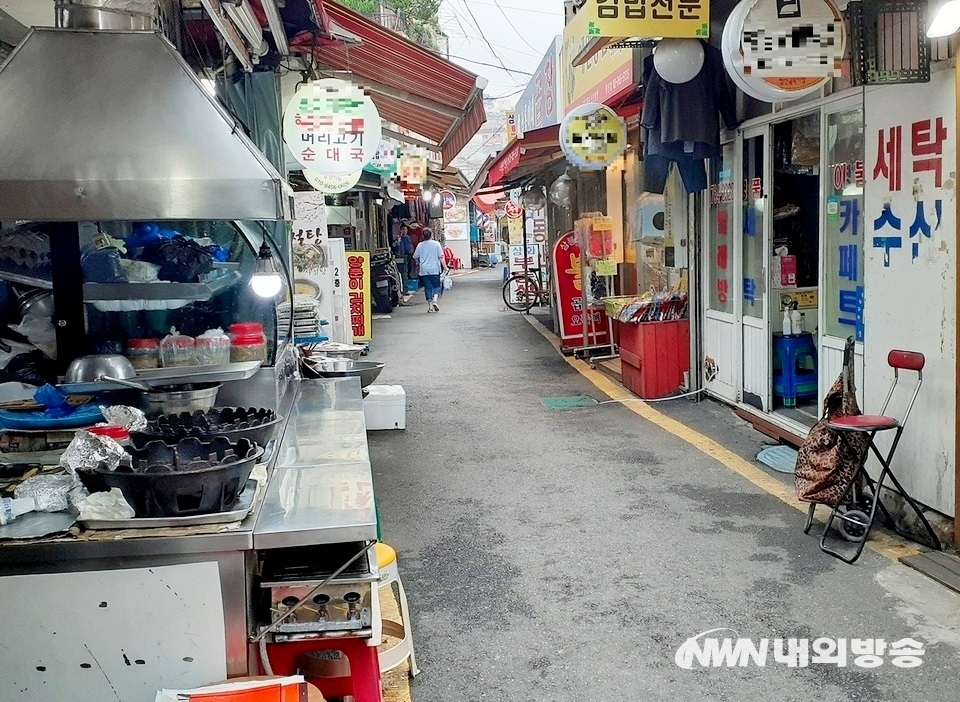 ▲ 서민들이 주로 사는 서울 창신동 입구에 자리한 창신골목시장은 200여미터의 골목에 식당과 야채가게 등 70여 곳이 자리하고 있다. (사진=내외방송 정수남 기자)