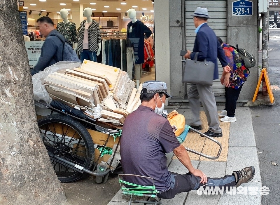 ▲ 금강산도 식후경. 꽃가게를 운영하는 노부부가 늦은 점심을 먹고 있다. 도마 등 부엌 용품을 파는 노점 주인이 다리쉼을 하고 있다. (사진=내외방송 정수남 기자)