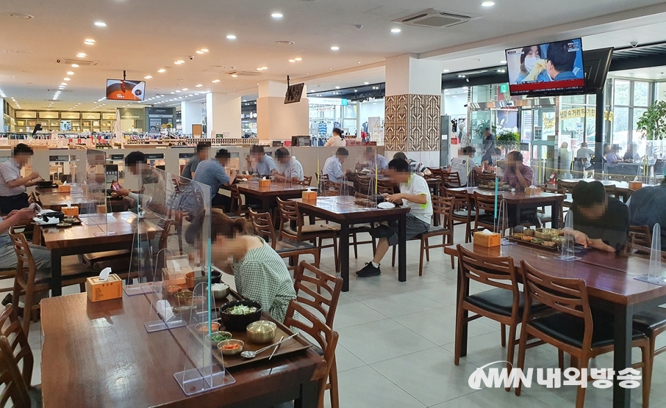 ▲ 경기 용인시 기흥휴게소 식당에 코로나19 감염 확산을 방지하기 위해 비말을 막아주는 투명 칸막이가 설치돼 운영되고 있다. 2020.08.19. (사진=내외방송 최준혁 기자)