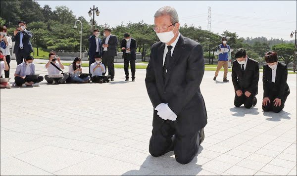 ▲ 김종인 미래통합당 비상대책위원장이 19일 오전 광주 북구 국립 5·18 민주묘지에서 무릎을 꿇고 참배하고 있다. (사진=미래통합당)