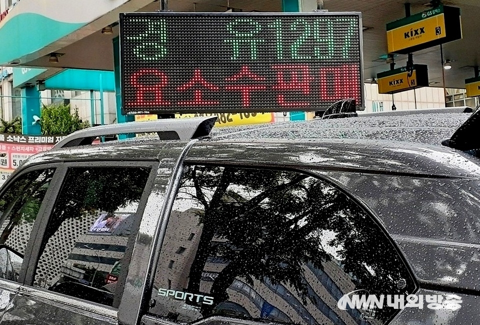 ▲ 코로나19 2차 대확산 우려로 내주부터 국내 유가가 하락할 것으로 보인다. 서울 강남대로에 있는 주유소의 21일 유가 현황. (사진=내외방송 정수남 기자)