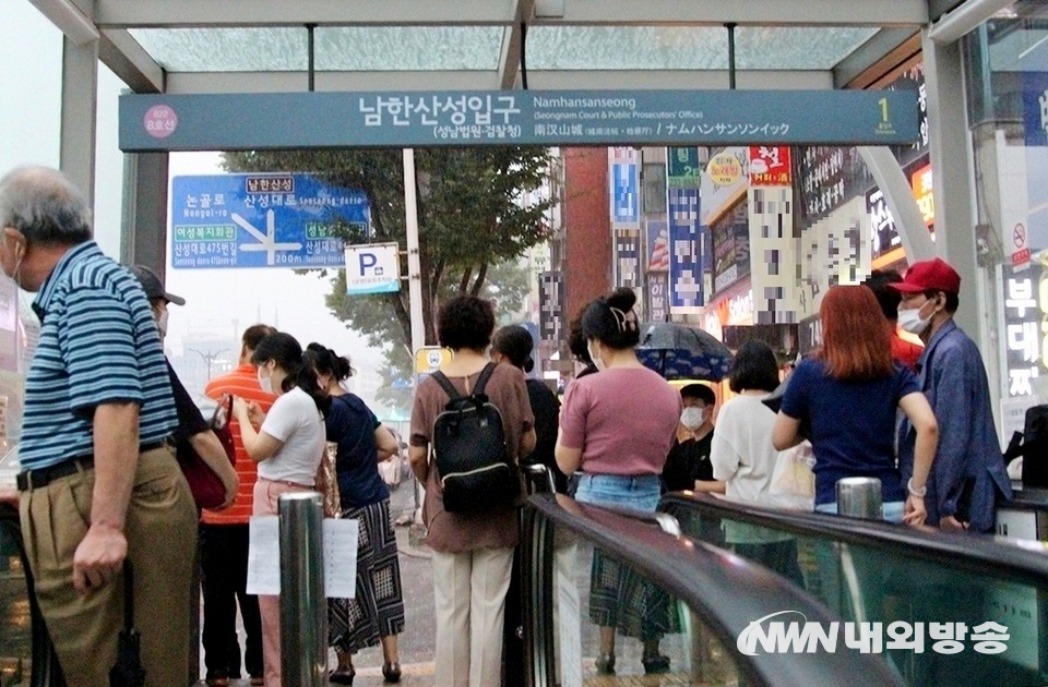 ▲ 이날 아침부터 비가 오락가락한 성남시의 경우 낮 동안 우산 없이 외출한 시민들이 폭우가 내리자 지하철역 출입구에서 하염없이 비가 그치기를 기다리고 있다. (사진=내외방송 정수남 기자)