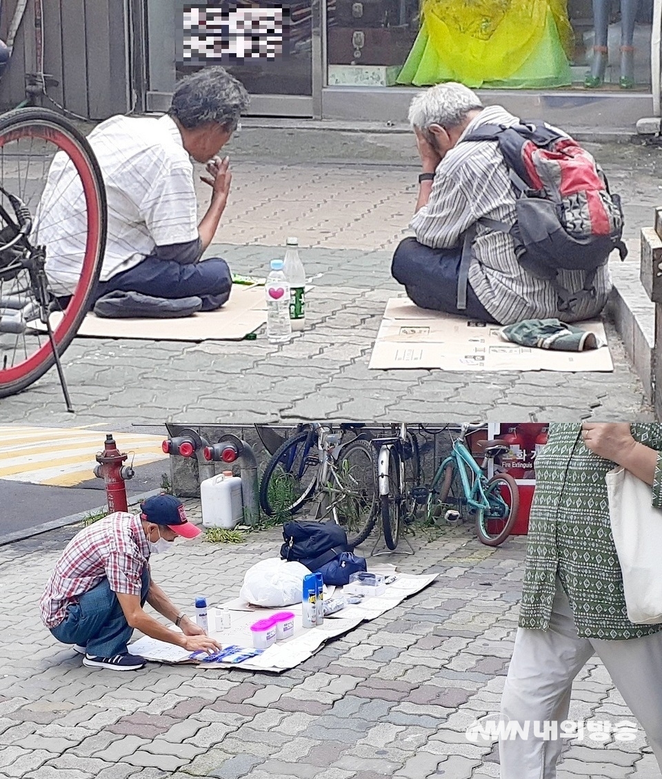 ▲ (위부터)노인들이 대낮부터 인도에 앉아 술추렴을 하고 있다. 그 옆에서 한 노인은 모기 잡는 살충제 등 생활용품을 팔고 있다. (사진=내외방송 정수남 기자)