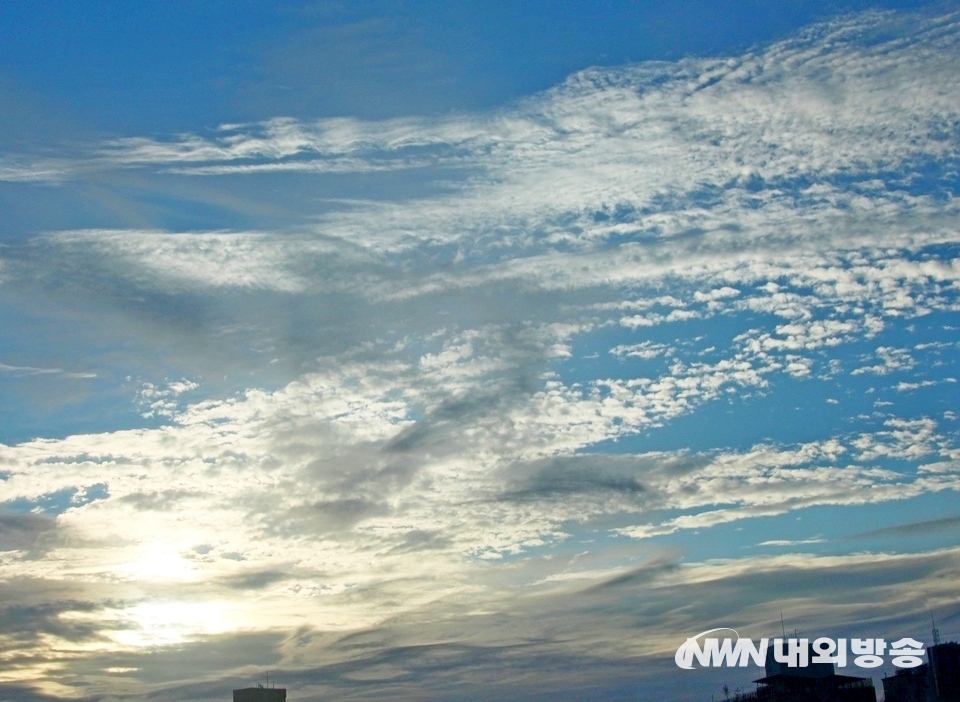 ▲ 1일 아침 종로5가에서 바라본 동쪽 하늘. (사진=내외방송 정수남 기자)