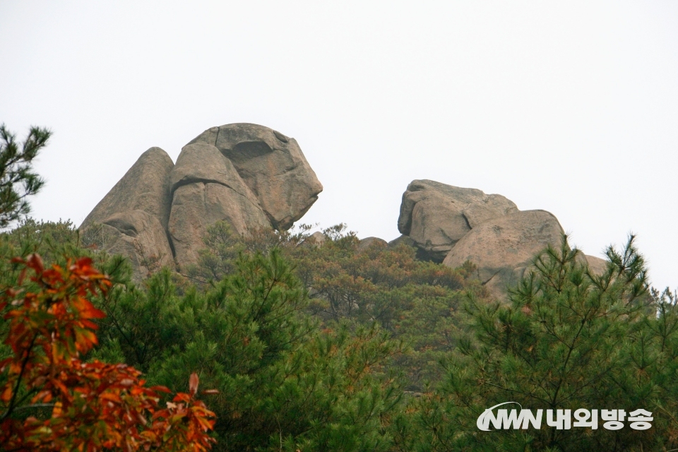 ▲ 용봉산은 해발 381m로 등산에 큰 부담이 없다. 이곳은 인근 덕숭산, 수암산과 함께 기암괴석이 아름다운 충남의 금강산으로 불린다. (사진= 내외방송 정수남 기자)