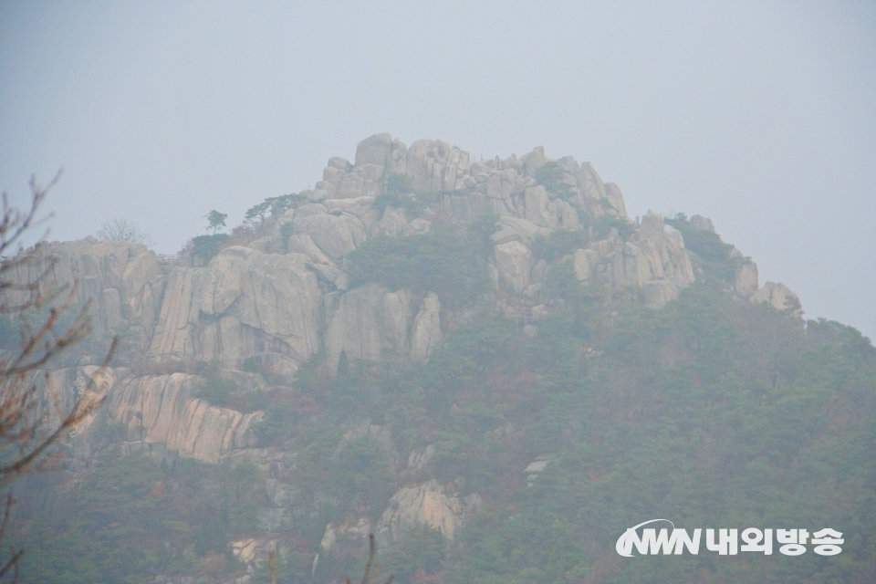 ▲ 용봉산은 해발 381m로 등산에 큰 부담이 없다. 이곳은 인근 덕숭산, 수암산과 함께 기암괴석이 아름다운 충남의 금강산으로 불린다. (사진= 내외방송 정수남 기자)