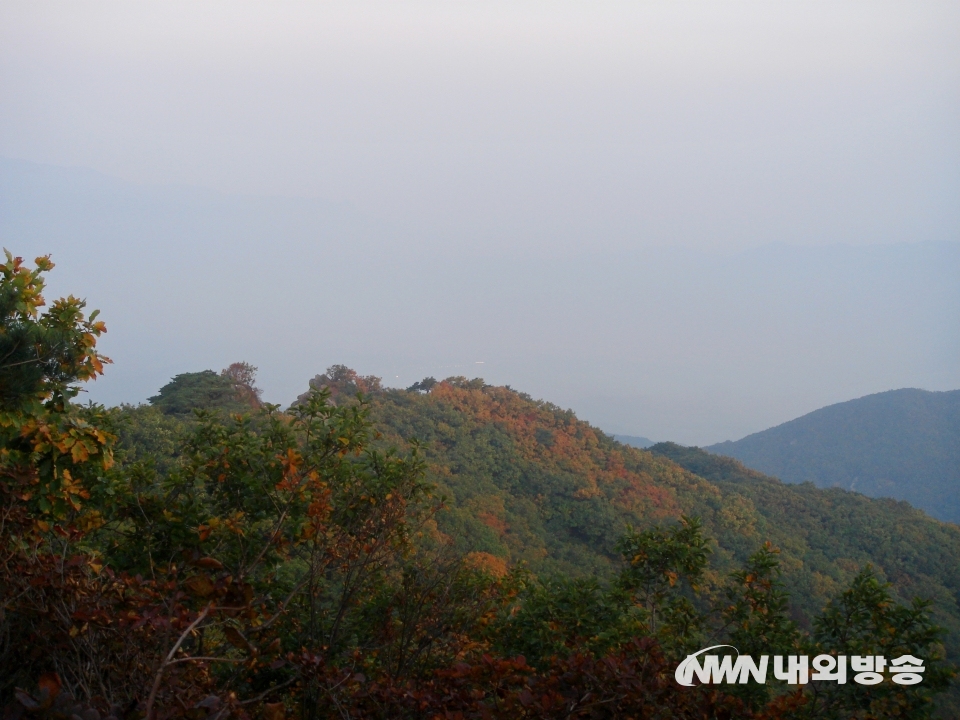 ▲ 단풍이 든 청계산과 청계산에서 바라본 관악산 연주대. (사진= 내외방송 정수남 기자)