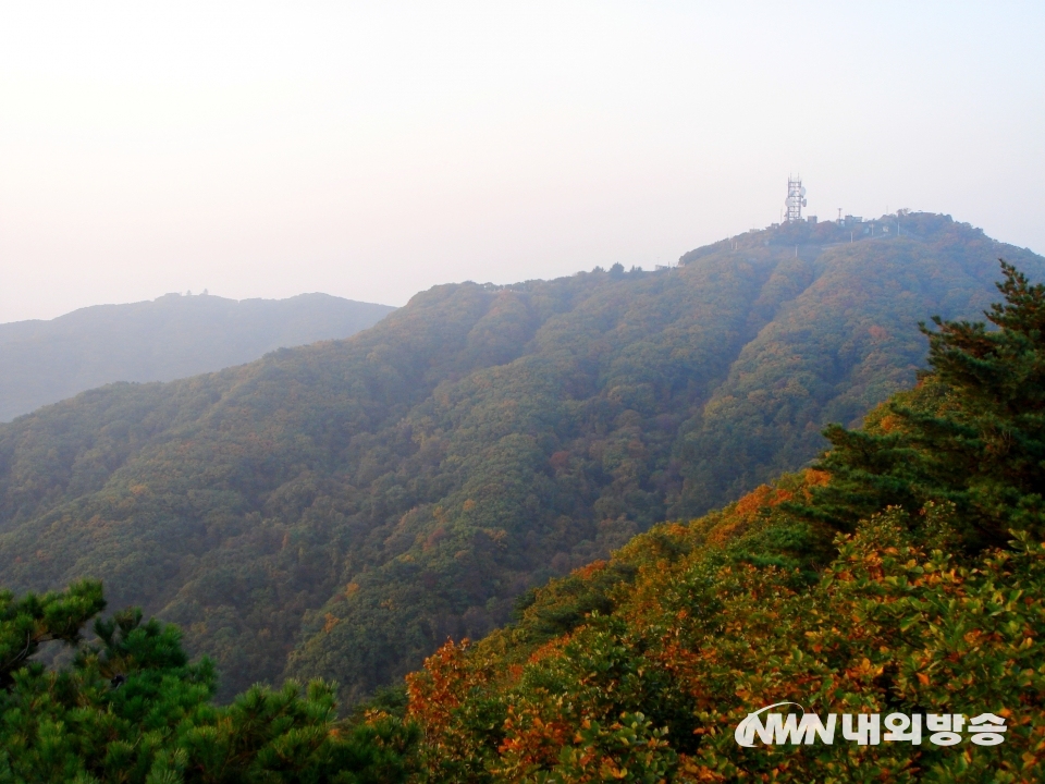 ▲ 단풍이 든 청계산과 청계산에서 바라본 관악산 연주대. (사진= 내외방송 정수남 기자)