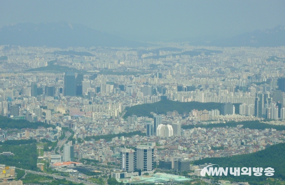 ▲ 매봉은 등산객으로 인파를 이루는 곳 중 하나이다. 이곳에는 서울시가 선정한 우수 조망대가 있다. 조망대에서 바라본 서울 시내. 사진 아래 두 개의 건물이 현대기아차 사옥이며, 왼쪽 두 개의 큰 검은색 건물이 각각 강남파이넨스센터와 GS타워다. (사진= 내외방송 정수남 기자)