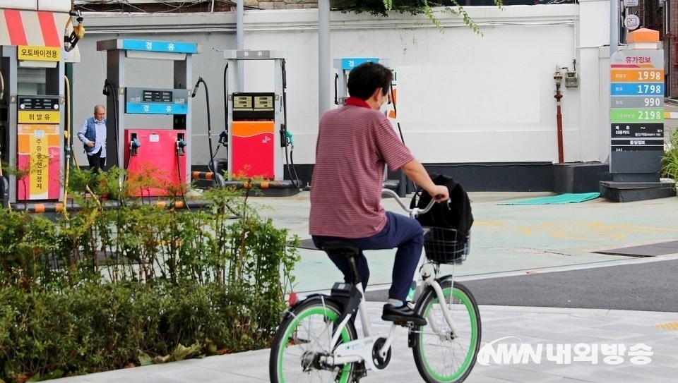 ▲ 코로나19가 최근 확산되자 운전자들이 외출을 꺼려, 같은 주유소에 주유차량이 뜸하다. (사진=내외방송 정수남 기자)