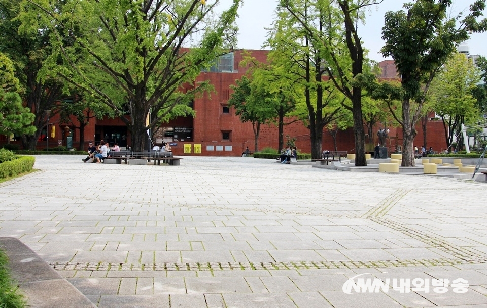 ▲ (위부터)밀폐 공간인 식당과 스포츠 용품점과 집합장소인 마로니에 공원 등에 사람이 드물다. (사진=내외방송 정수남 기자)