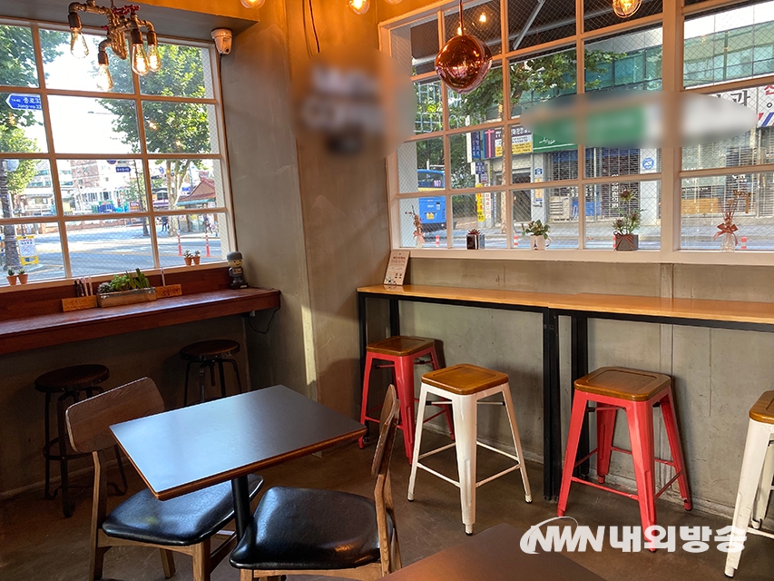 ▲ 14일 오전 종로 5가의 한 프랜차이즈 카페 매장에 의자가 다시 등장했다. 2020.09.14. (사진=내외방송 이화정 기자)