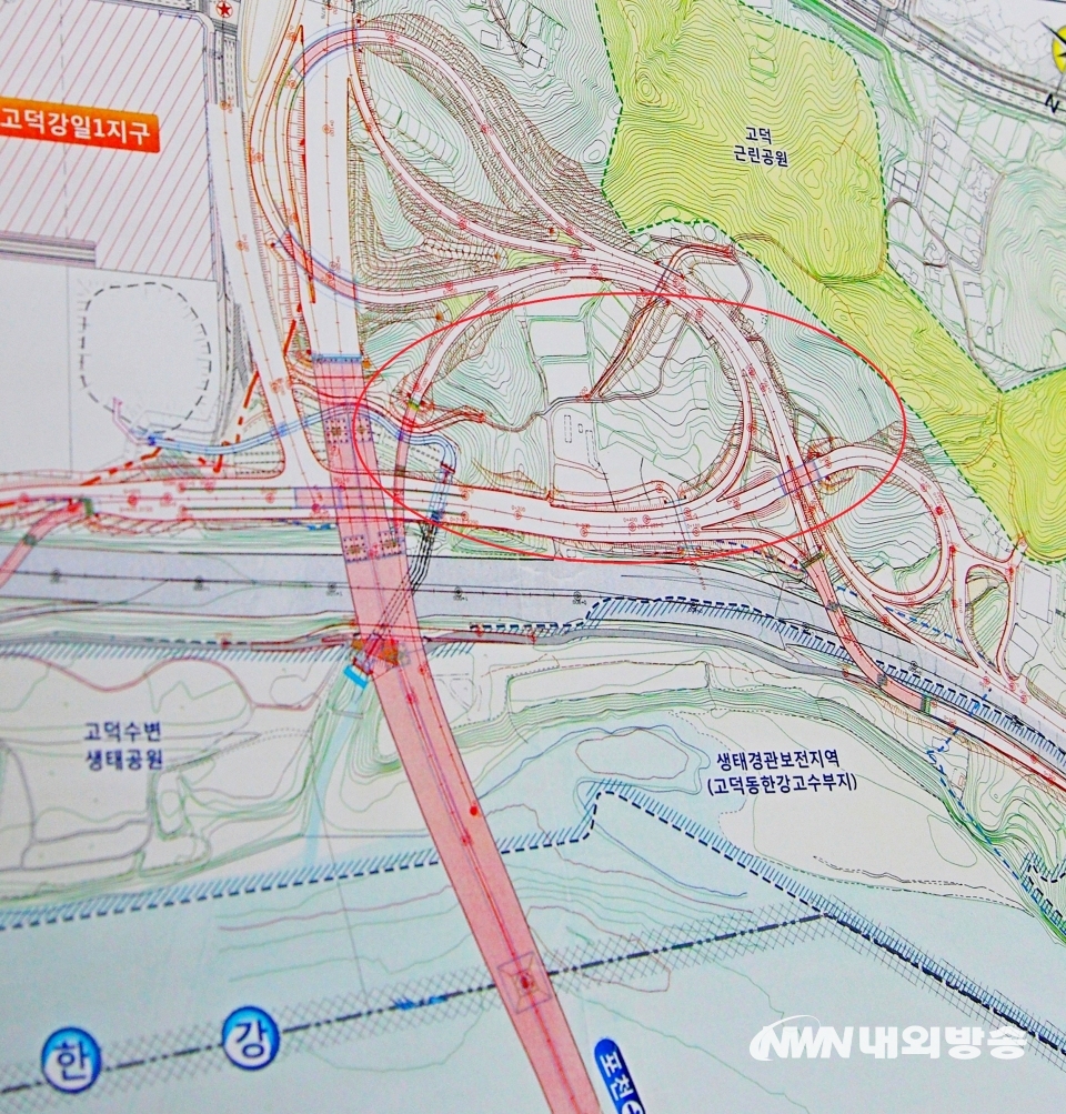 ▲ IC 공사가 진행 중인 강동구 고덕동 425번지 일원((20여만㎡), 붉은색 원안). (사진= 각각 국토교통부, 다음)
