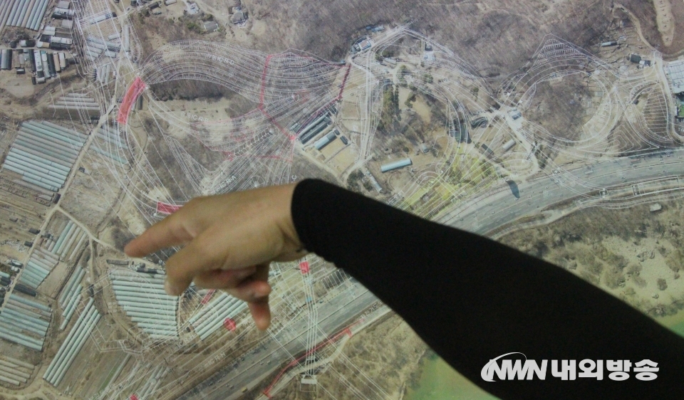 ▲ 최 소장이 공사 지역에서 더 많은 보상을 받기 위해 알박기를 일삼는 토지 소유주를 지목하고 있다. (사진=내외방송 정수남 기자)