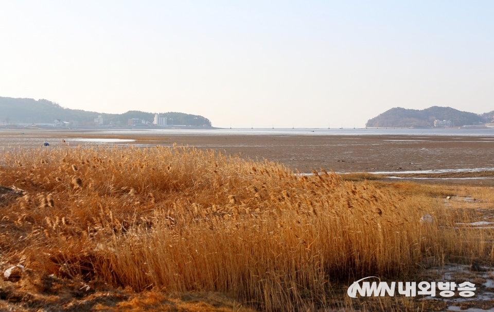 ▲ 섬을 휘도는 도로를 따라 달리다 멈춰, 해변을 산책하는 여유를 이곳에서 즐길 수 있다. (사진=내외방송 정수남 기자)