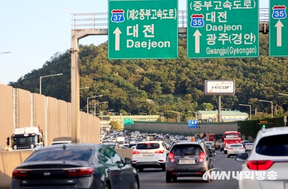 ▲ 수도권 제 1순환고속도로와 중부고속도로가 갈라지는 하남분기점 부근의 19일 오후 모습. 이동이 잦아 코로나19의 대확산은 언제든지 다시 발생할 가능성이 높다. (사진=내외방송 정수남 기자)