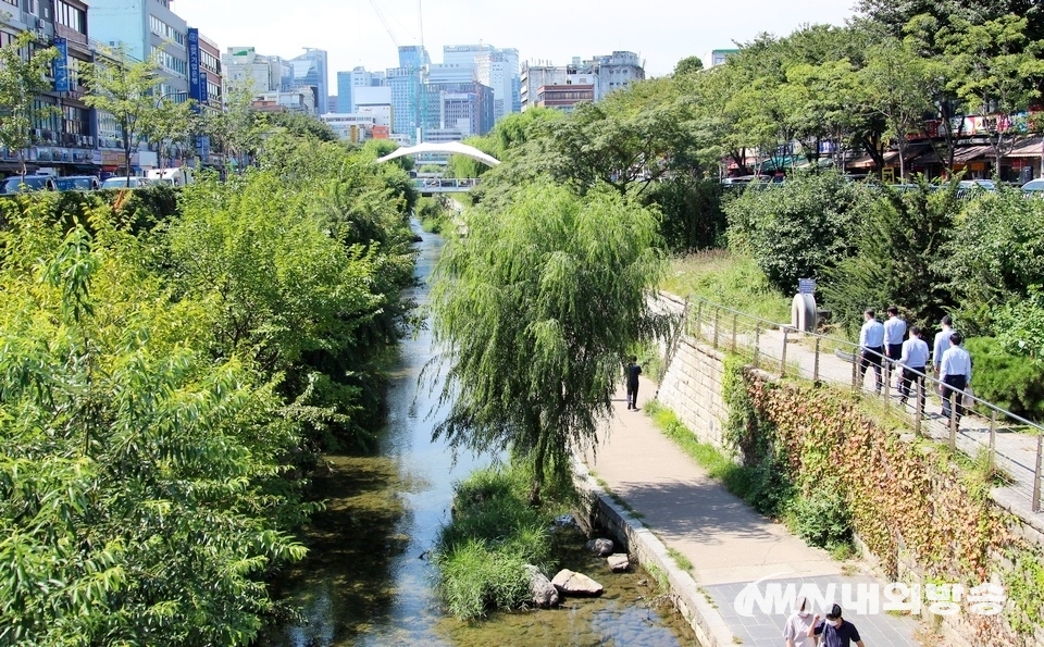 ▲ 이명박 전 대통령은 4대강 사업으로 막대한 세금을 낭비하고, 환경을 파괴한 주범이다. 이 전 대통령은 청계천 고가를 부수고 청계천도 복원했다. 회사원들이 점심시간에 청계천을 거닐고 있다. (사진=내외방송 정수남 기자)