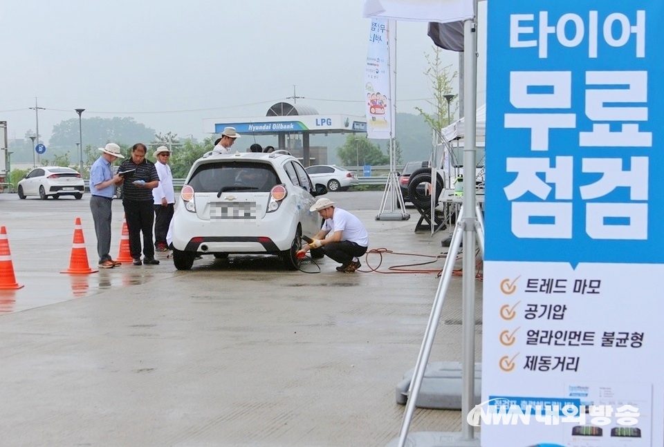 ▲ 타이어 업계의 안전점검 캠페인 모습. (사진=내외방송 정수남 기자)