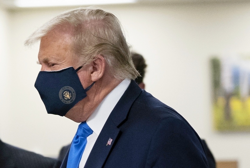 ▲ 평소 마스크를 착용하지 않다, 코로나 확진 이후 마스크를 착용한 트럼프 대통령. (사진=미국 대사관)