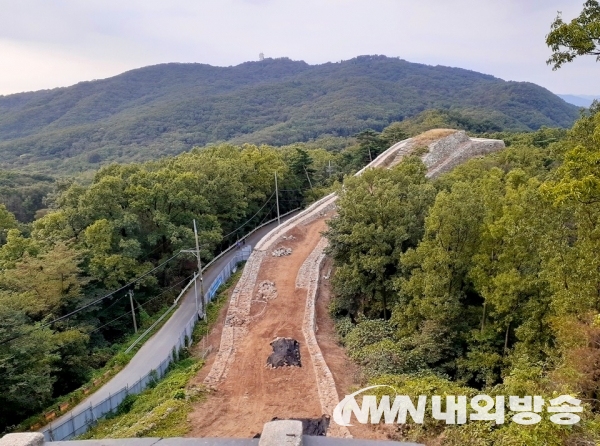 ▲ 해발 490여m의 남한산성 남문 부근은 아직 푸르름을 간직하고 있다. 남옹성 보수공사가 한창이다. 옹성은 성문 앞 시설물로 모양이 항아리 같고, 성문을 공격하거나 부수는 적을 측면과 후방에서 공격할 수 있는 시설이다. (사진=내외방송 정수남 기자)